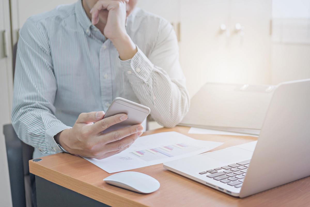 ภาพกราฟิกแสดงขั้นตอนการยื่นภาษีสำหรับปี 2568 บนพื้นหลังสีฟ้า